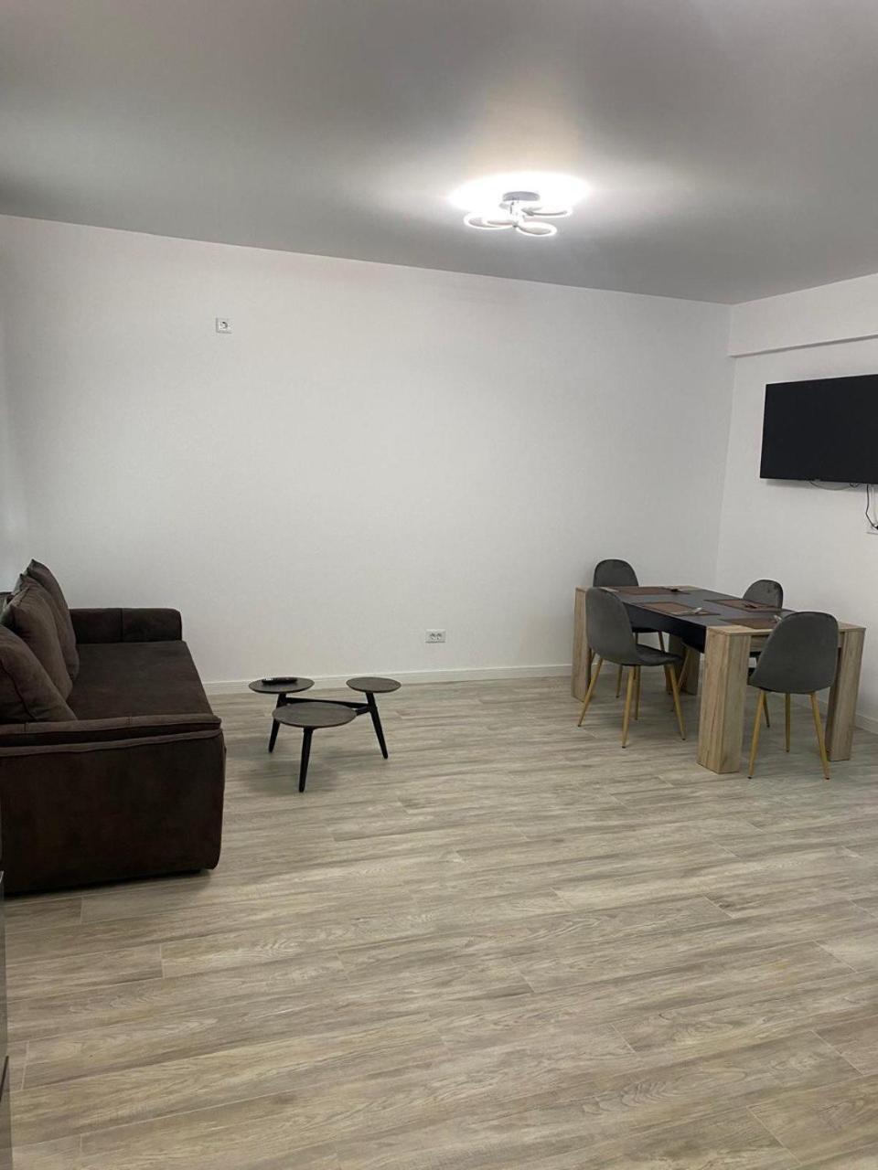 Apartament Satina ไกรโอวา ภายนอก รูปภาพ
